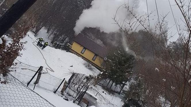 Strażak w czasie wolnym uratował czworo dzieci i rodziców z płonącego domu!