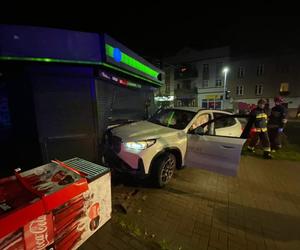 Wypadek w Toruniu. Samochód wjechał w kiosk