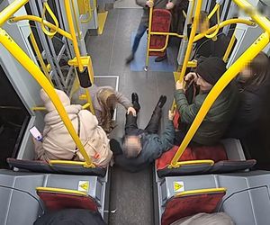 Szokujące sceny z tramwaju w Warszawie. Opublikowano właśnie nagranie. „Trzymaj się mocno”