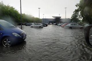 Oberwanie chmury na Śląsku. Drogi zalane, potoki wystąpiły z brzegów