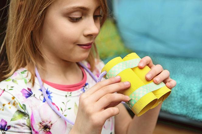 Projekty DIY – pomysły na zabawki z tekturowych rolek: zaczarowana lornetka