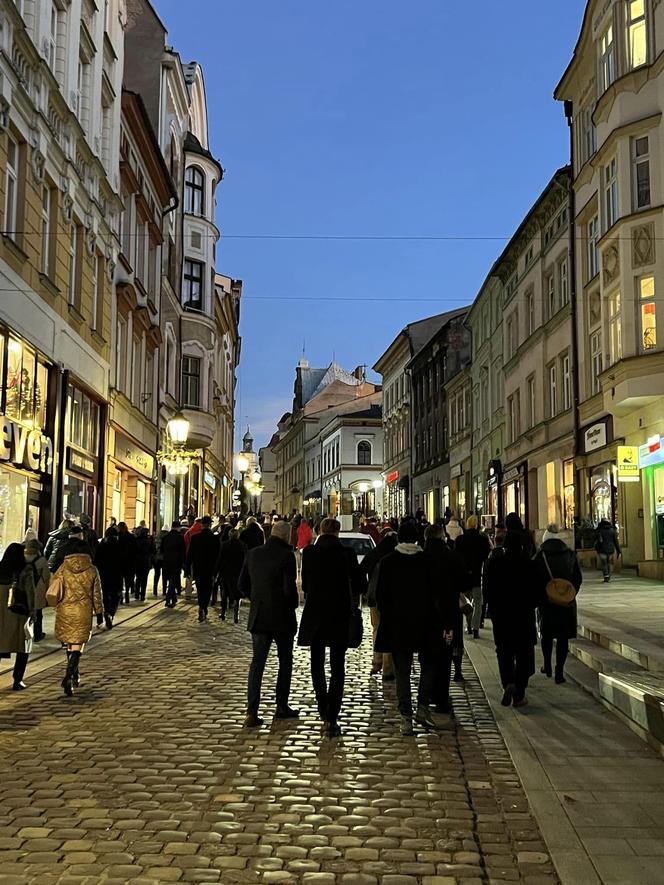 Zabytkowy tramwaj stanął przy dworcu kolejowym w Cieszynie