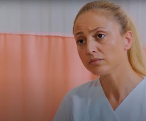 Sila wpada pod samochód.