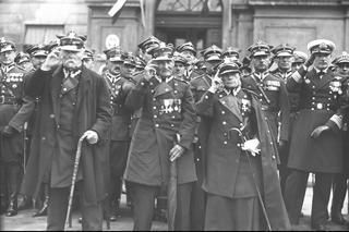 Rocznica bitwy warszawskiej w 1936 r. Na pierwszym planie weterani powstania styczniowego.