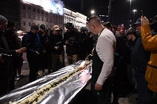 Akcja bicia rekordu Guinnessa pod barem Lussi. To najdłuższa zapiekanka na świecie!