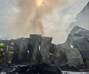 Pożar hali przemysłowej hurtowni zniczy przy ulicy Dojazd w Tarnowie