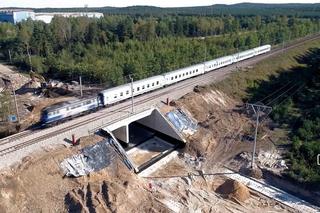 Wsunęli wiadukt kolejowy w nasyp w Częstochowie