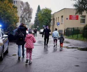 Kolejna Szkolna ulica w Warszawie. Samochodem tam nie wjedziesz