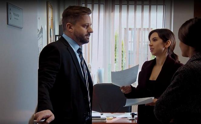 M jak miłość, odc. 1415. Iza (Adriana Kalska), Aneta (Ilona Janyst), prokurator (Grzegorz Woś)