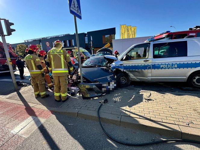 Potworny wypadek w Warszawie. Roztrzaskane trzy samochody, w tym jeden radiowóz. Policjanci trafili do szpitala