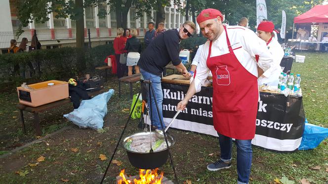 Uczniowie w Bydgoszczy gotowali zupy na żywym ogniu! [ZDJĘCIA, WIDEO]