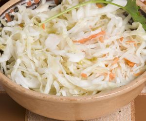 Coleslaw – król surówek! Sprawdzony przepis na najpopularniejszy dodatek do dań na całym świecie 