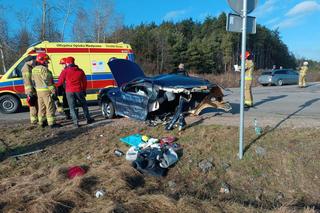 Potworny wypadek pod Siedlcami. Auto rozpadło się na pół!