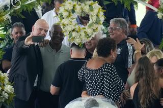 Kompromitacja Gianniego Infantino na pogrzebie Pelego. Kilka metrów dalej stała trumna, a on... Cały świat o tym mówi! 