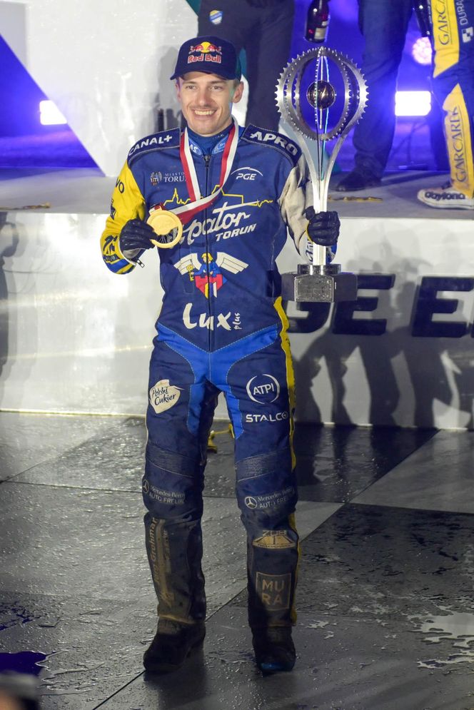 Ceremonia wręczenia trofeum po finale PGE Ekstraligi. Tak cieszył się PRES Toruń!