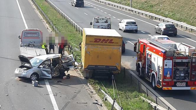 Horror na S2. Ciężarówka zmiażdżyła auto, dwie osoby zakleszczone w środku