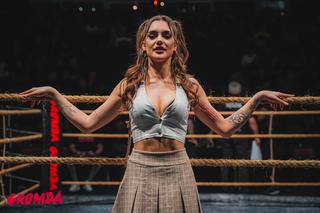 Seksowna ring-girl GROMDY w obcisłym topie i krótkiej spódniczce. Temperatura wystrzeliła jak inflacja w PRL-u