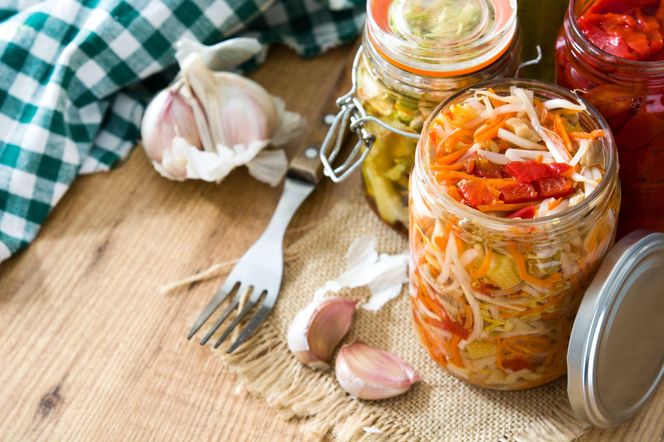 Surówka z białej kapusty do słoików zostaje chrupiąca całą zimę. Wystarczy jedna prosta zalewa