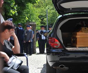 Policjant Arkadiusz zginął tragicznie.  Przez huk salwy na pogrzebie przedarł się łamiący serce szloch