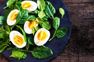 Jajko - źródło białka i skarbnica witamin? Wyjaśniamy, czy jajka są zdrowe 
