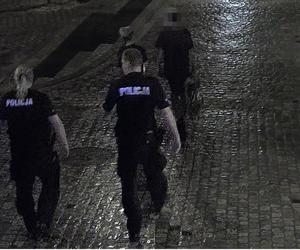 Tak się bawią nocą bydgoszczanie w centrum miasta. Czego się nie da wrzucić do Brdy, biorą do domu lub wręczają wybrance serca