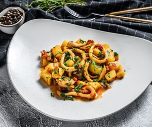 Mątwa w białym winie. Przepis na eleganckie i efektowne danie