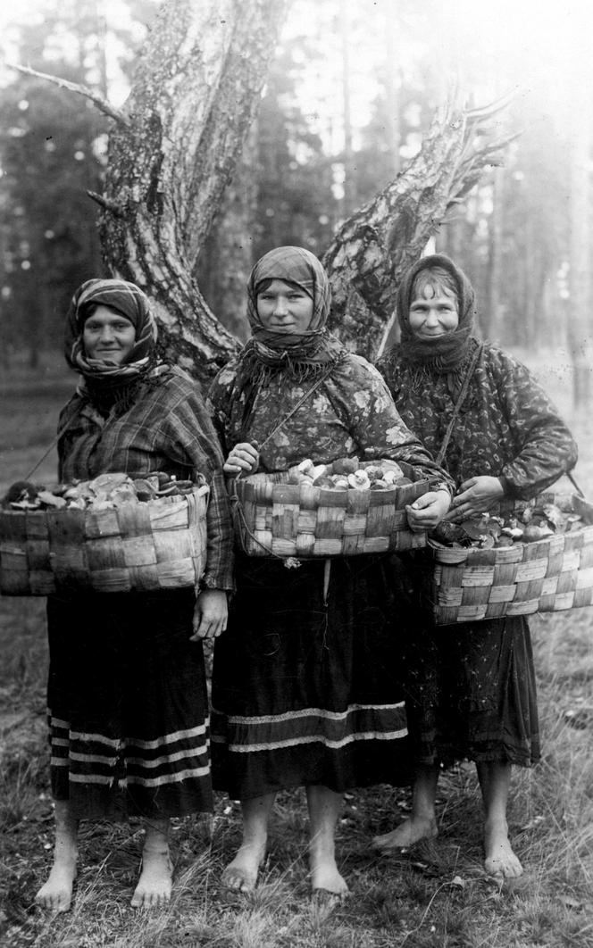 Kobiety poleskie wracające z grzybów, 1935