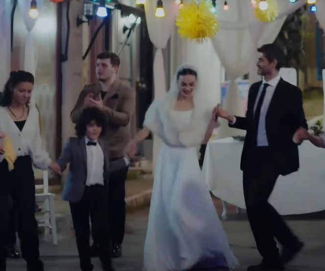 Yusuf na weselu Nany i Poyraza w "Dziedzictwo" (EMANET)