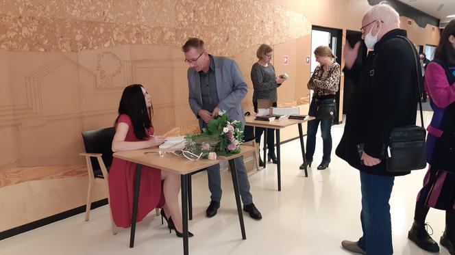 Tłumy czytelników na spotkaniu autorskim Katarzyny Łuczyńskiej! „Grzeszna i święta” ma szansę stać się bestsellerem!