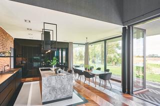 Dom pod nowoczesną strzechą