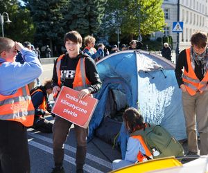 Ostatnie Pokolenie rozbiło namioty przed Sejmem. Domagają się prac nad ustawą o transporcie publicznym