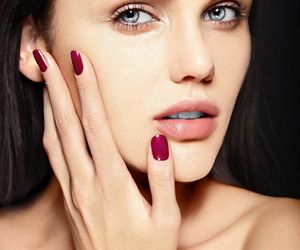 Manicure w stylu back to office. Te kolory idealnie pasują do biurowych outfitów