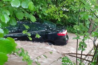 Długołęka-Świerkla. Górski potok PORWAŁ samochód z dwoma pasażerami!