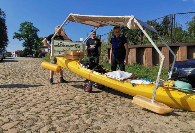Pan Stanisław wyruszył na podróż kajakiem do Szczecina. 75-latek przepłynie 420 km dla Piotrka Kozyry!