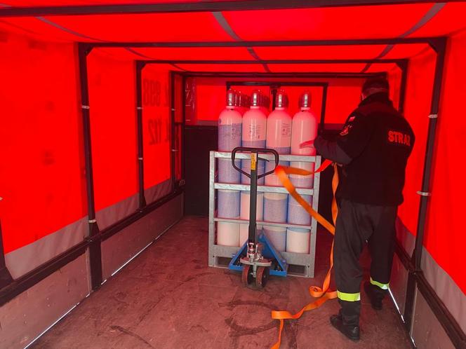Strażacy dostarczają butle z tlenem do szpitali