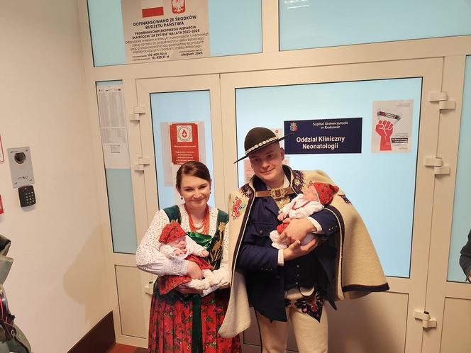 Czworaczki urodzone w Krakowie. Anielka i Klementynka wyszły ze szpitala. W domu poczekają na dwie siostrzyczki