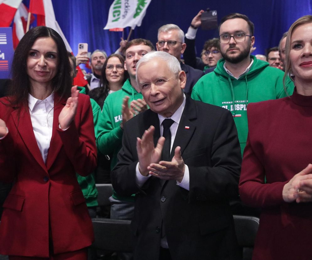 Marta Nawrocka na konferencji programowej w bordowej sukience 