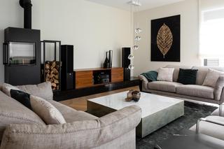 Eleganckie wnętrza w drewnie i szarościach