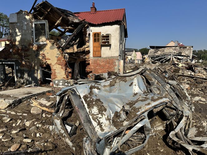 Stronie Śląskie strażacy szukają ludzi w samochodach i budynkach