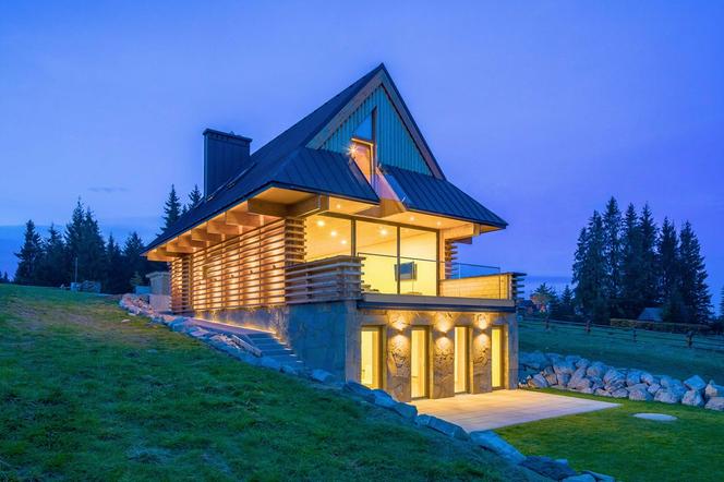 Ten dom przypomina nieco górala, który po dekadach pracy za wielką wodą, powraca z emigracji. Styl zakopiański na nowo