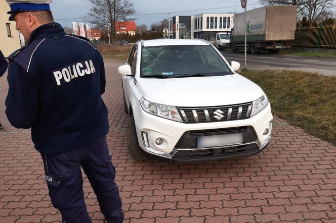 Tafla lodu spadła wprost na auto! To mogło skończyć się TRAGICZNIE [ZDJĘCIA] 