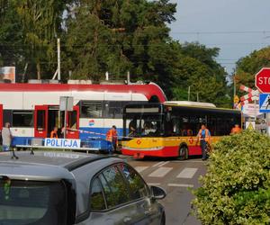 Autobus miejski zderzył się z pociągiem WKD. Ranni pasażerowie przewiezieni do szpitala