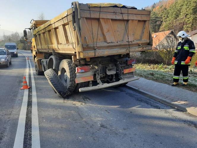 Czerniec. Koło ODPADŁO od ciężarówki! Trafiło w inny pojazd