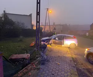 W Zaborowicach w pow. rawickim kierowca wjechał samochodem w słup [FOTO]