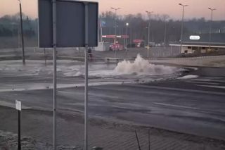 Gejzer wody zalał ulice. W Piekarach Śląskich tworzą się gigantyczne korki