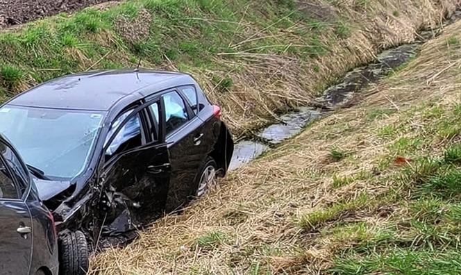 Totalna demolka pod Siedlcami. Osobówki staranowały bariery. Cztery osoby w szpitalu