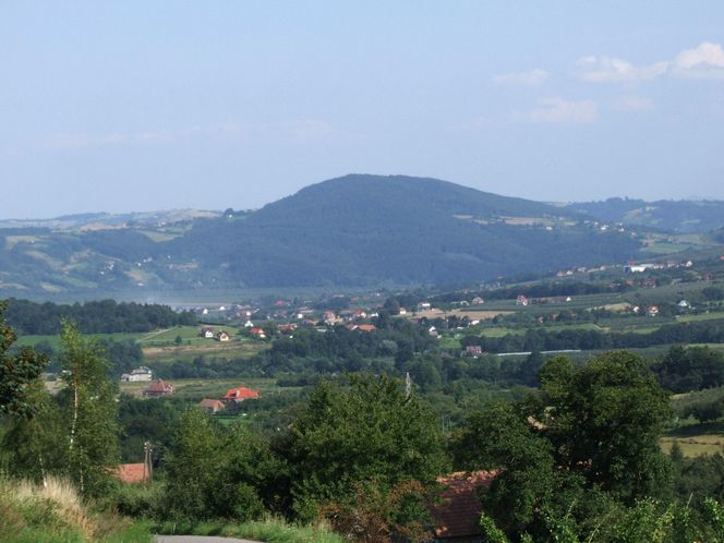 To jedna z najpiękniejszych małopolskich wsi. Kiedyś należała do zakonnic 