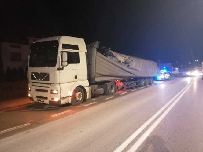 Świętokrzyskie: Metalowe pręty PRZEBIŁY szybę mercedesa. Scena jak z horroru
