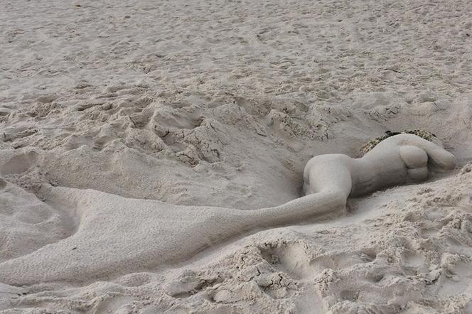 Piękna rzeźba syreny w piasku znaleziona na plaży