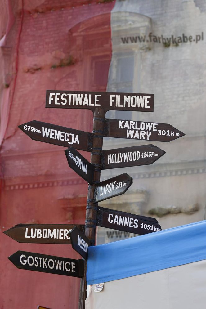 Cała na biało Maria Pakulnis szaleje z sierpem w Lubomierzu. Renata Dancewicz tym razem na spokojnie